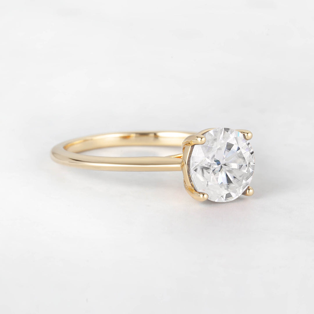 Pretti Round Moissanite Engagement Ring